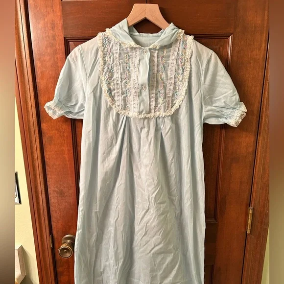 VTG Lightweight cotton lace trim embroidered nightgown. No brand or size tag - Picture 2 of 5